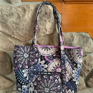 Gently used Vera Bradley tote bag 6interior pockets 2 exterior pockets